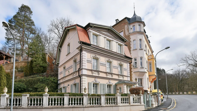 Jen pár kroků od lázeňského centra Karlových Varů se skrývá dům, který vám vyrazí dech. Rokokový interiér, výhled na hotel Imperial a terasa, kde čas plyne jinak. Karlovy Vary jsou plné architektonických skvostů, ale tahle trojpodlažní vila pod lesoparkem patří k těm nejpůsobivějším. Vítejte na návštěvě, která vás přenese do jiného světa.
Jen pár kroků od lázeňského centra Karlových Varů se skrývá dům, který vám vyrazí dech. Rokokový interiér, výhled na hotel Imperial a terasa, kde čas plyne jinak. Karlovy Vary jsou plné architektonických skvostů, ale tahle trojpodlažní vila pod lesoparkem patří k těm nejpůsobivějším. Vítejte na návštěvě, která vás přenese do jiného světa.