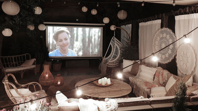 Postavila si kino na zahradě a internet šílí: Známá influencerka ukázala, jak vypadá letní večer snů Postavila si kino na zahradě a internet šílí: Známá influencerka ukázala, jak vypadá letní večer snů
