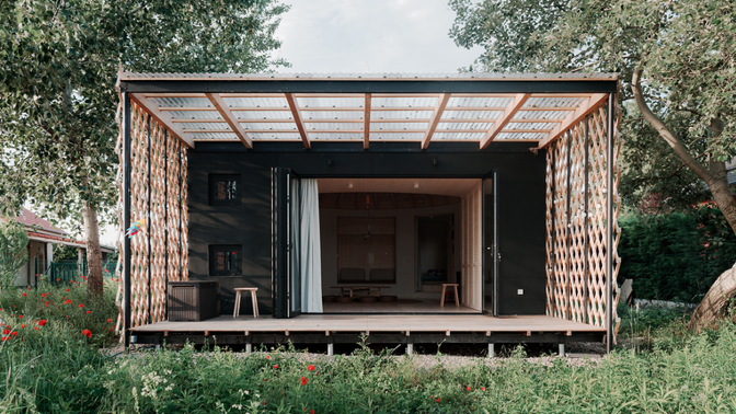 Tvar tradiční kruhové jurty uchvátil mladý manželský pár, který si chtěl postavit víkendový domek. Architekti jim přání splnili a vytvořili jednoduchou dřevostavbu, která zadání dokonale splňuje.
Tvar tradiční kruhové jurty uchvátil mladý manželský pár, který si chtěl postavit víkendový domek. Architekti jim přání splnili a vytvořili jednoduchou dřevostavbu, která zadání dokonale splňuje.