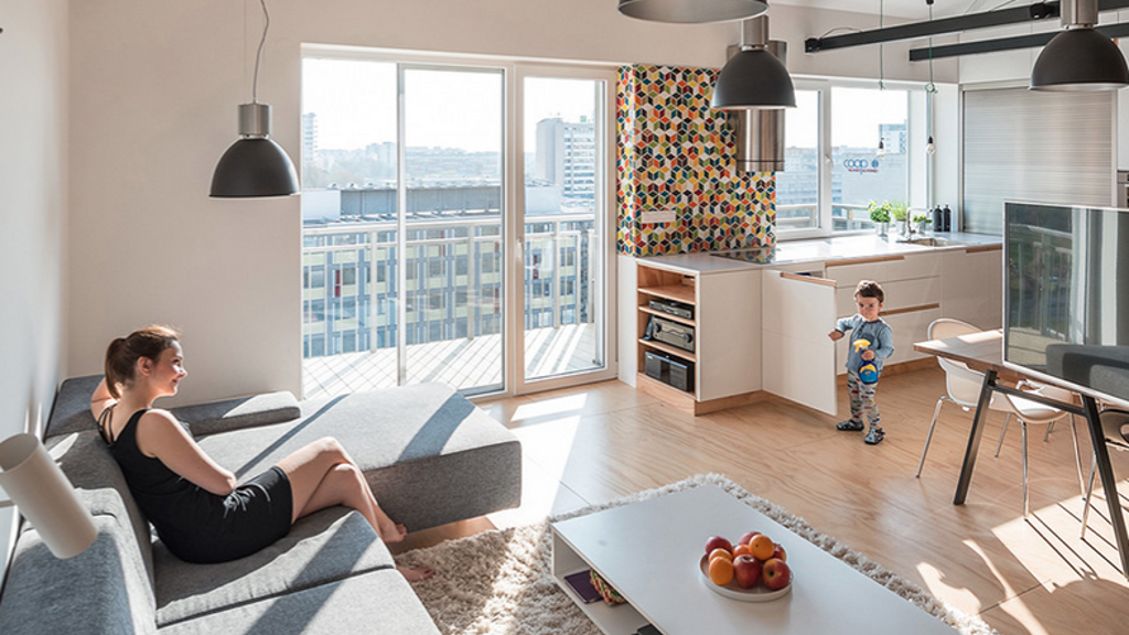 Loft snů pro čtyřčlennou rodinu: Takhle vypadá absolutní soulad designu a praktičnosti Prohlédněte si loft v srdci Bratislavy pro čtyřčlennou rodinu: Jednoduchost, elegance, geniální uspořádání