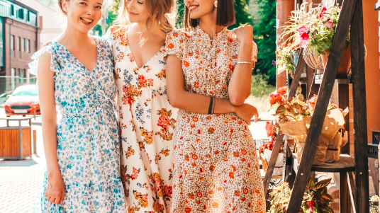 Nejkrásnější letní šaty pro každou příležitost: Kdy zvolit maxi, kdy koktejlky a kdy městskou ležérní eleganci?
