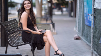 Jak co nejlépe kombinovat letní šaty a boty? Kdy jsou podpatky must-have a kdy si naopak obout žabky či sandálky?
