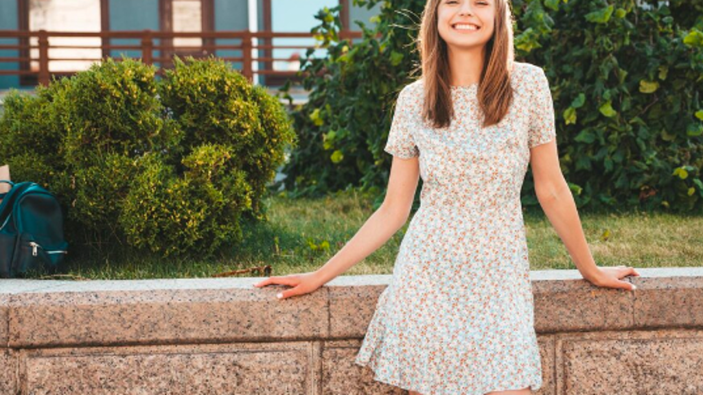 13 kousků, které nesmějí chybět ve vašem univerzálním letním šatníku. Nejdůležitější je bílé triko
