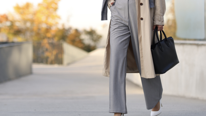 Sbohem legíny, vítej elegance: Kalhoty, které lichotí každé postavě po 40. Do galerie jsme vybrali styling jako z milánských přehlídek, ale pro normální ženy