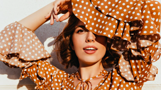 Nadčasové Polka Dots kralují podzimu: I ikonické značky používají puntíky ve výrazných kabátech, šatech i obuvi
