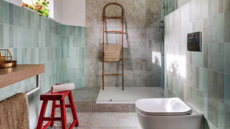 Koupelna pro dvě sestry za 250 tisíc: Z retro nudy vznikl svěží modrý sen plný stylu