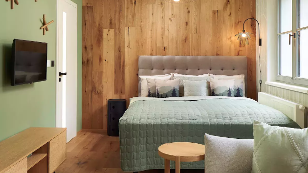 Růžová chodba, černá kuchyň a hory za okny: Jak stylově zařídili horský apartmán v Krkonoších