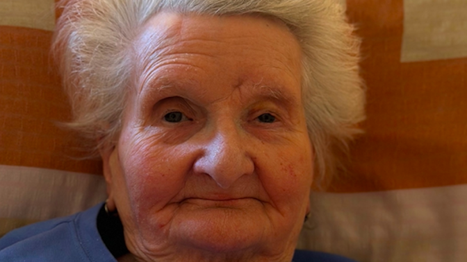"Odložit" babičku do domova důchodců bylo jedním z nejtěžších rozhodnutí, které jsme jako rodina museli udělat. Když pak ale zjistíte, že ti co se o ní mají starat, to nedělají, jak mají, je vám to skutečně líto. 
