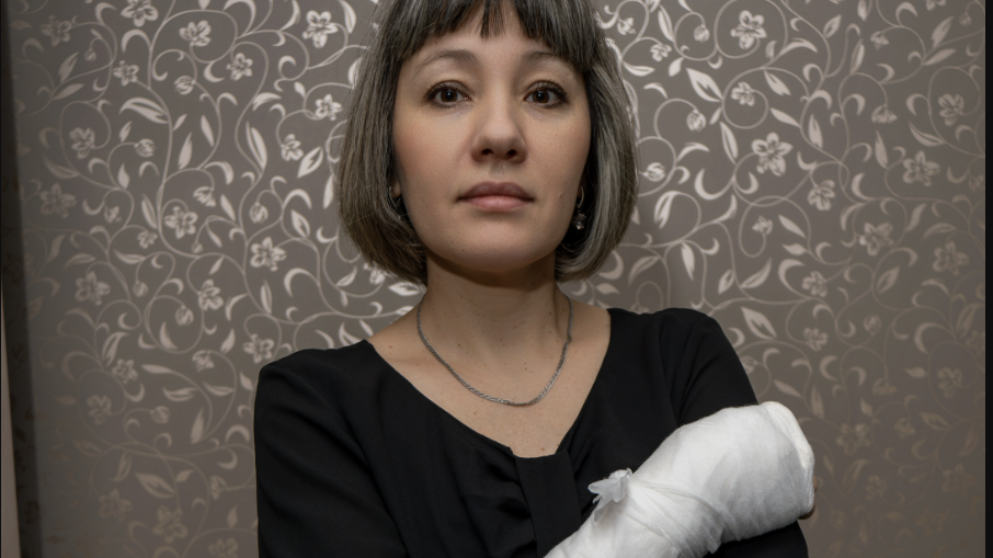 žena se zlomenou rukou