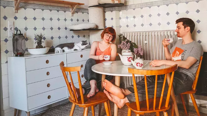Jak si mladý pár splnil sen o bydlení ve stylu 50. let: Byt plný světla, rostlin a retro kousků
