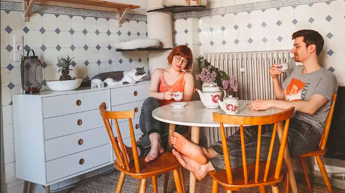 Jak si mladý pár splnil sen o bydlení ve stylu 50. let: Byt plný světla, rostlin a retro kousků
