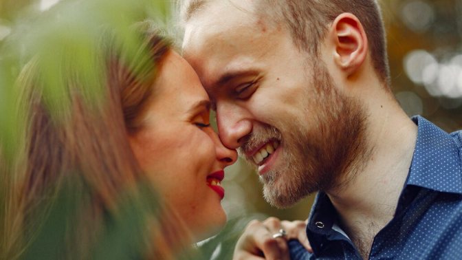 Láska si nevybírá, kdy a kde nás zastihne a někdy dokáže napáchat nemalou paseku. 
