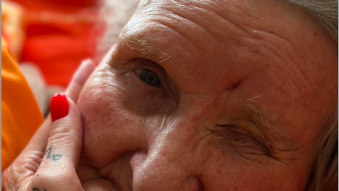 Babičku jsme do domova seniorů umístili asi dva roky zpátky, když jí byla zjištěna stařecká demence a naše milovaná Marjánka se už nebyla schopná sama o sebe postarat.
