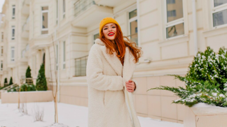 Bílý kabátek je kousek, který dokáže outfit doslova rozsvítit. Působí svěže, čistě a velmi žensky. 

