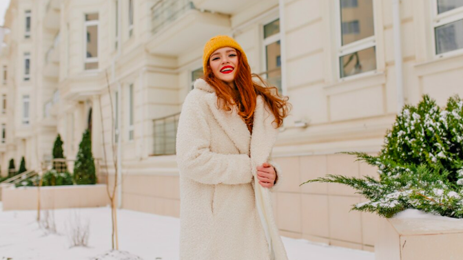 Bílý kabátek je kousek, který dokáže outfit doslova rozsvítit. Působí svěže, čistě a velmi žensky. 
