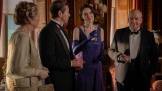 Michelle Dockery a Paul Giamatti ve filmu Panství Downton: Velké finále. Michelle Dockery a Paul Giamatti ve filmu Panství Downton: Velké finále.