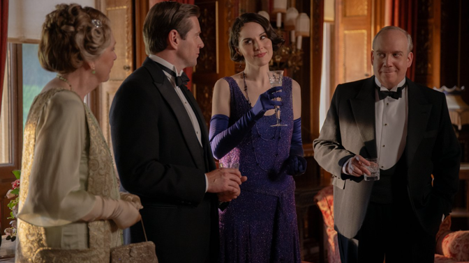 Michelle Dockery a Paul Giamatti ve filmu Panství Downton: Velké finále.
