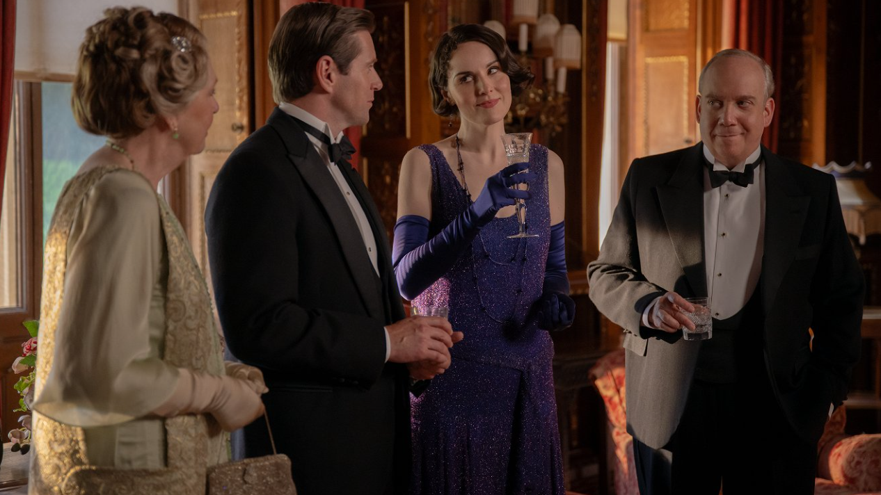 Michelle Dockery a Paul Giamatti ve filmu Panství Downton: Velké finále.