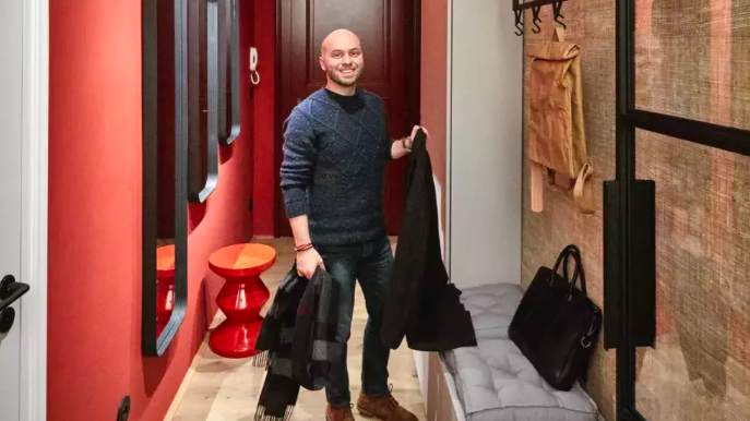 Proměna nudné předsíně v žižkovském bytě: Z úzké nudle designový vstup