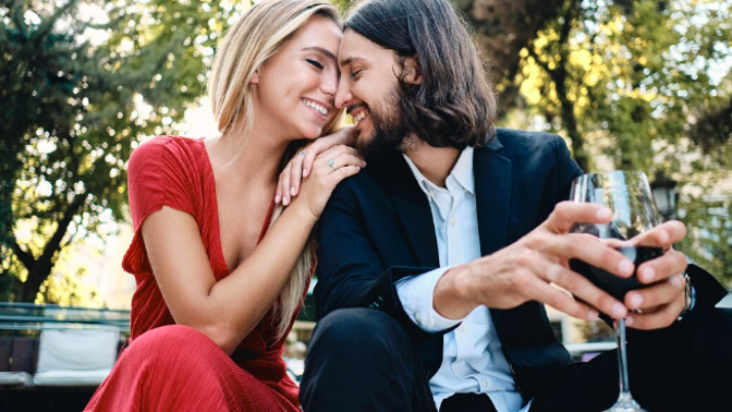 Po rozvodu jsem byla dlouho sama. Ne proto, že bych neměla možnost někoho potkat, ale proto, že jsem byla unavená. Zklamaná. Měla jsem pocit, že už mě nic hezkého nečeká.
