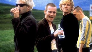 Jonny Lee Miller, Ewan McGregor, Kevin McKidd a Ewen Bremner ve filmu Trainspotting. Jonny Lee Miller, Ewan McGregor, Kevin McKidd a Ewen Bremner ve filmu Trainspotting.