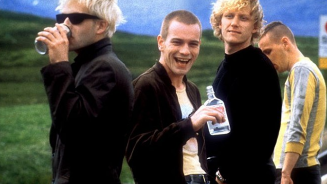 Jonny Lee Miller, Ewan McGregor, Kevin McKidd a Ewen Bremner ve filmu Trainspotting.