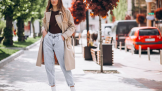 Balónové kalhoty možná nejsou na první pohled tak elegantní jako třeba skinny střih, při správném stylingu ale dokáží s každou postavou udělat zázraky.
Balónové kalhoty možná nejsou na první pohled tak elegantní jako třeba skinny střih, při správném stylingu ale dokáží s každou postavou udělat zázraky.
