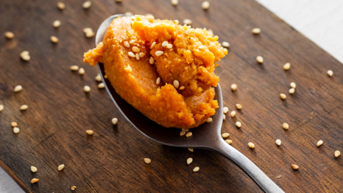 Miso pasta se vyrábí se sóji a tvoří základ miso polévce, kterou Japonci jedí denně. 
