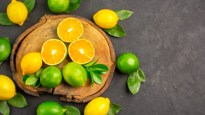 Citrony, limetky, pomeranče a grapefruity obsahují vysoké množství rozpustné vlákniny a flavonoidů, které podporují odstraňování cholesterolu z těla.