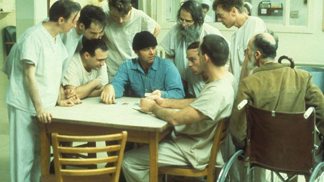 William Duell, Vincent Schiavelli, Danny DeVito, Brad Dourif, Jack Nicholson a Delos V. Smith Jr. ve filmu Přelet nad kukaččím hnízdem. William Duell, Vincent Schiavelli, Danny DeVito, Brad Dourif, Jack Nicholson a Delos V. Smith Jr. ve filmu Přelet nad kukaččím hnízdem.