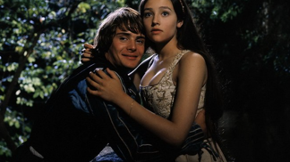 Leonard Whiting a Olivia Hussey v kultovním britském filmu Romeo a Julie z roku 1968
Leonard Whiting a Olivia Hussey v kultovním britském filmu Romeo a Julie z roku 1968