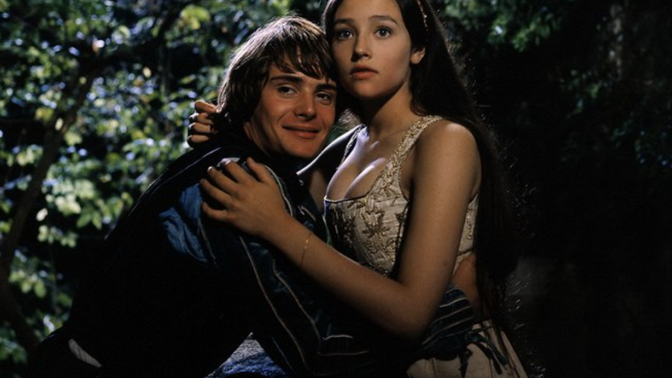 Leonard Whiting a Olivia Hussey v kultovním britském filmu Romeo a Julie z roku 1968
Leonard Whiting a Olivia Hussey v kultovním britském filmu Romeo a Julie z roku 1968