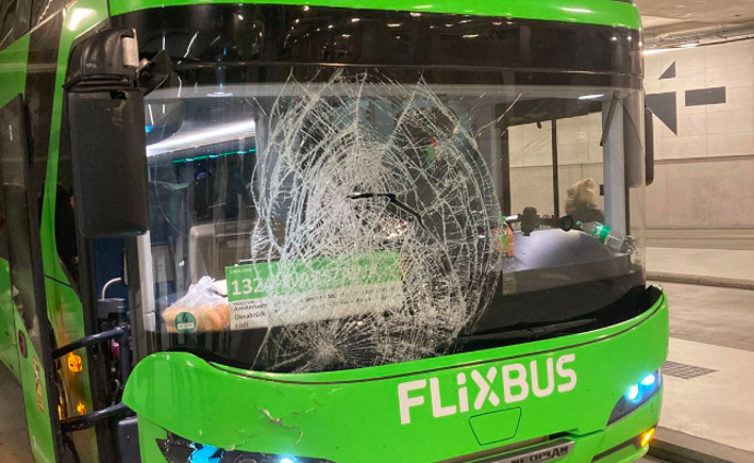 Takhle dopadl autobus po srážce se zvěří.