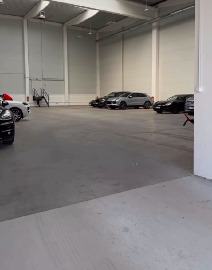 Sklady Auta Super vyklízí policie.
