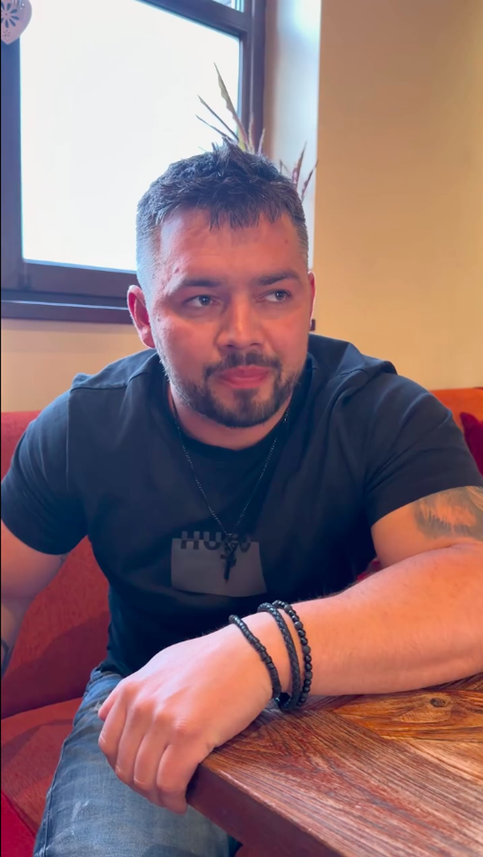 Na Instagramu informuje o tom co se aktuálně děje.