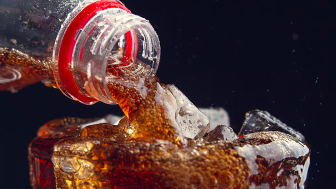 Kdo by neměl rád Coca colu, ikonický nápoj, který lidem dělá radost už hezky dlouho.

