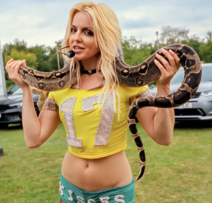 Imitátorka Britney Spears Lucy Rose přijede do Prahy.