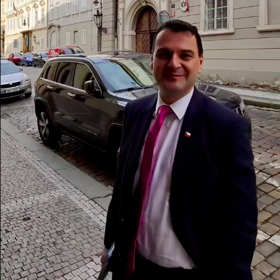 Nora Fridrichová si na Macinku počkala před Poslaneckou sněmovnou.