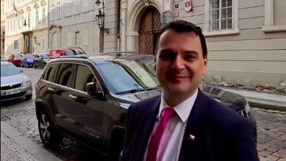 FOTO: Nora Fridrichová si na Macinku počkala před Poslaneckou sněmovnou.