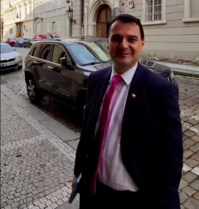 Nora Fridrichová si na Macinku počkala před Poslaneckou sněmovnou.