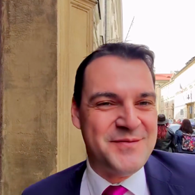 Žádala po něm omluvu za své výroky.