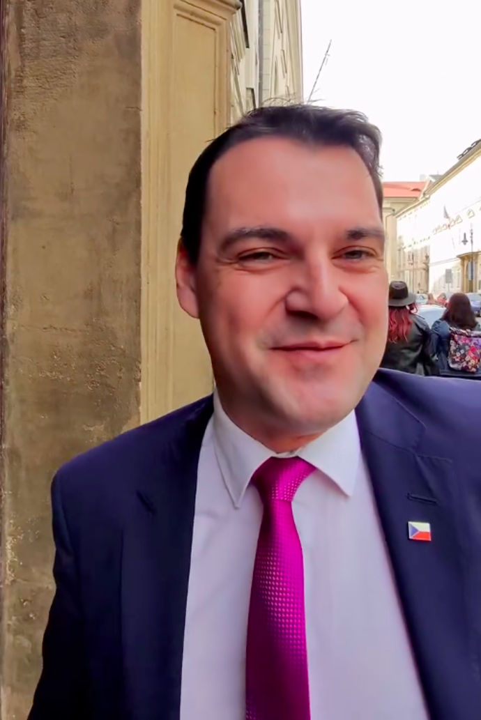 Žádala po něm omluvu za své výroky.
