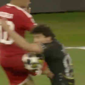Hráč PSG hrál jasně rukou.
