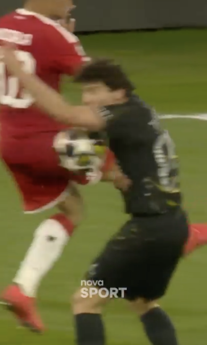 Hráč PSG hrál jasně rukou.