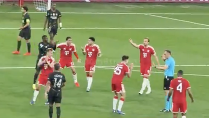 FOTO: Bayern se okamžitě začal dožadovat penalty.