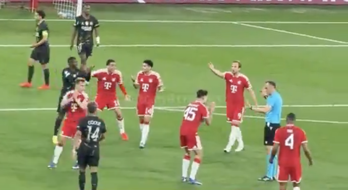 Bayern se okamžitě začal dožadovat penalty.