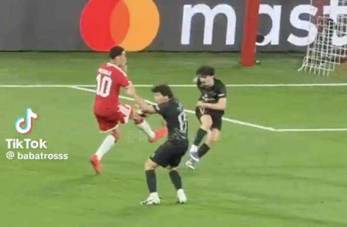 Ruku hráči PSG nastřelil spoluhráč.