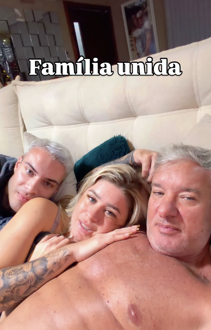 Debora Peixoto se svým manželem a nevlastním synem.