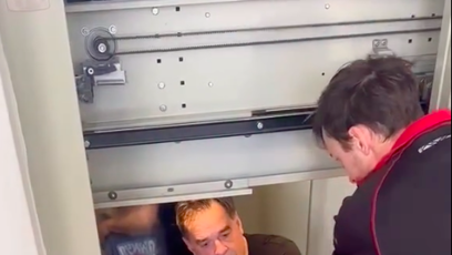 FOTO: Malý Samuel se pevně držel otce, zatímco čekali na pomoc.