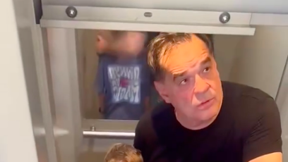 FOTO: Miroslav Etzler zachoval klid a celou situaci pro fanoušky zdokumentoval.